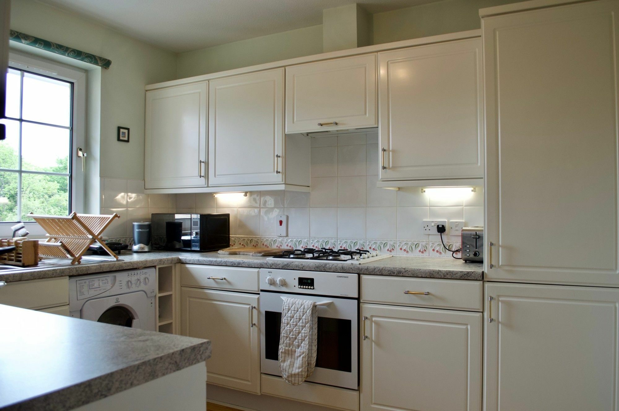 Bright 1 Bedroom In Apartment