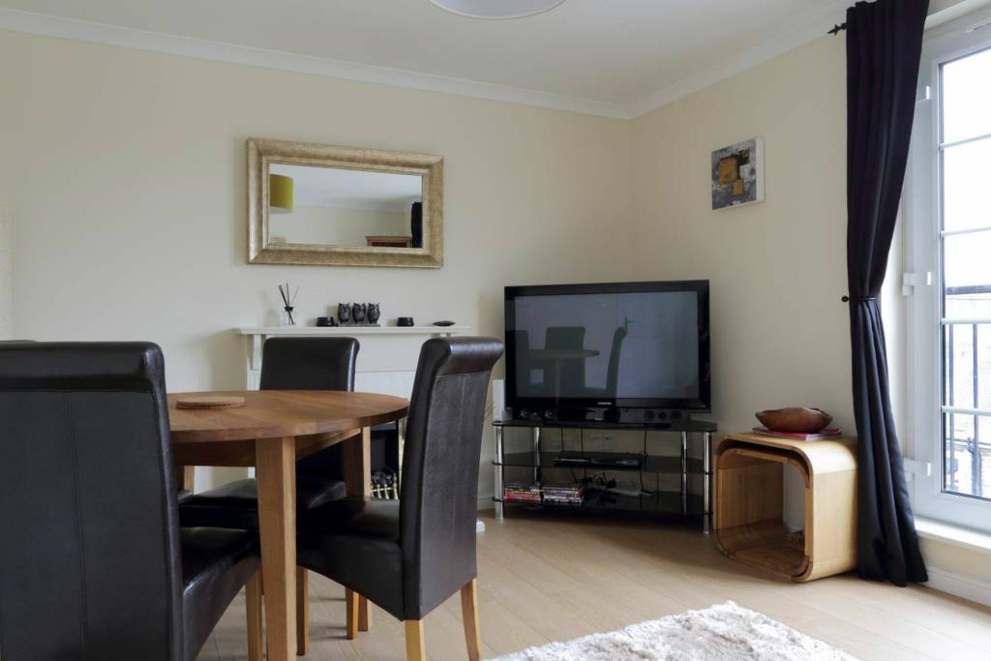 2 Bedroom Off Leith Walk Sleeps 5 Apartment *