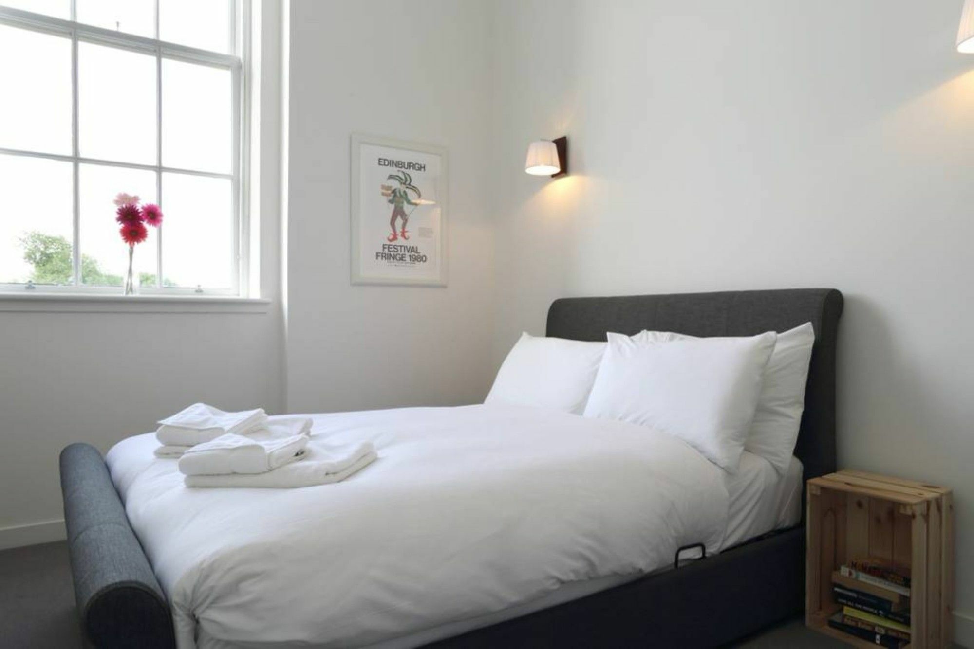 Spacious 2 Bedroom Loft In Converted School! *