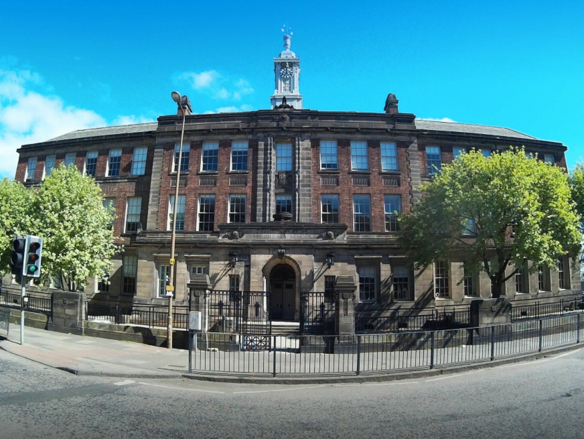 Apartment Spacious 2 Bedroom Loft In Converted School! *