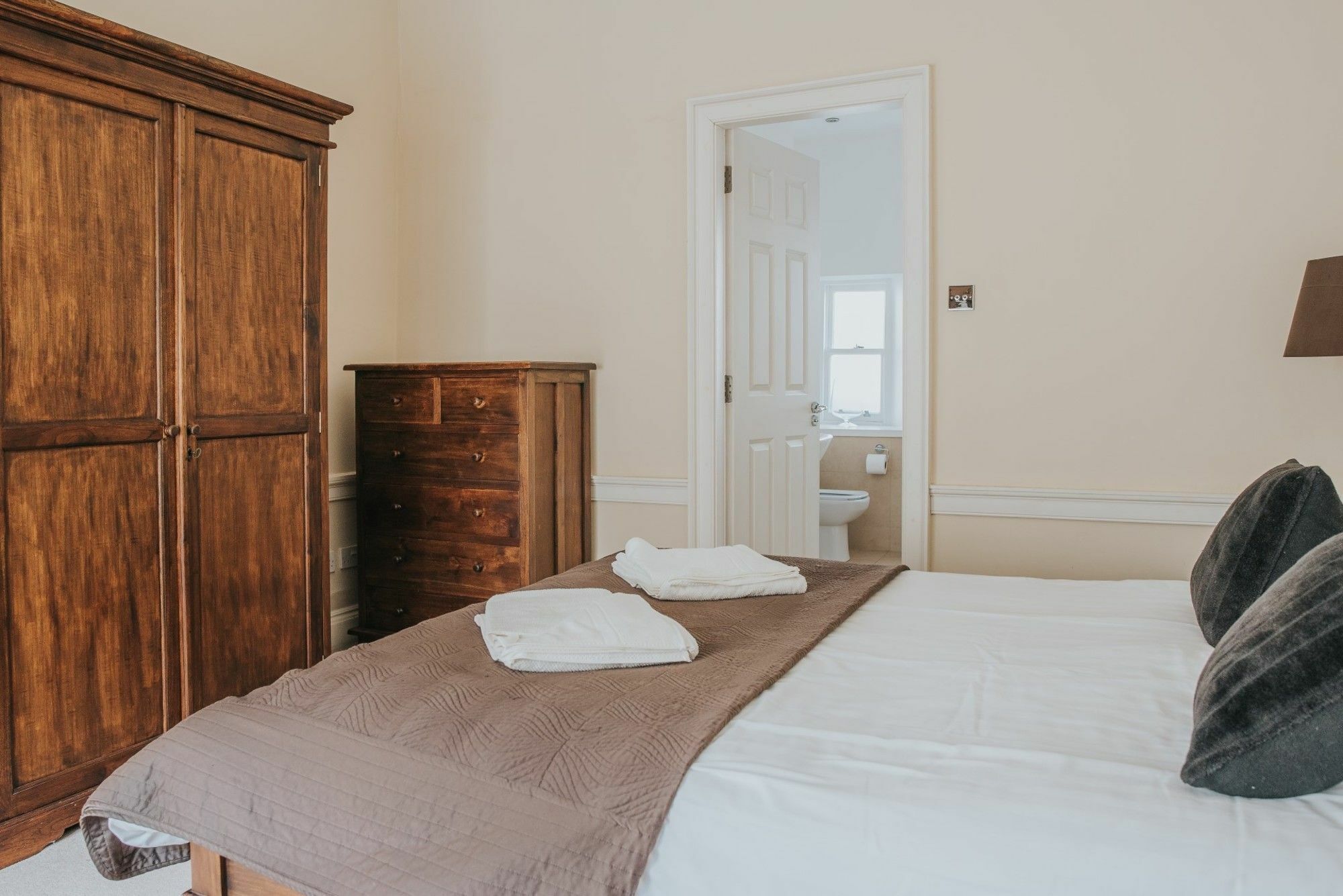 Reizand Apartments, Young St Apartment