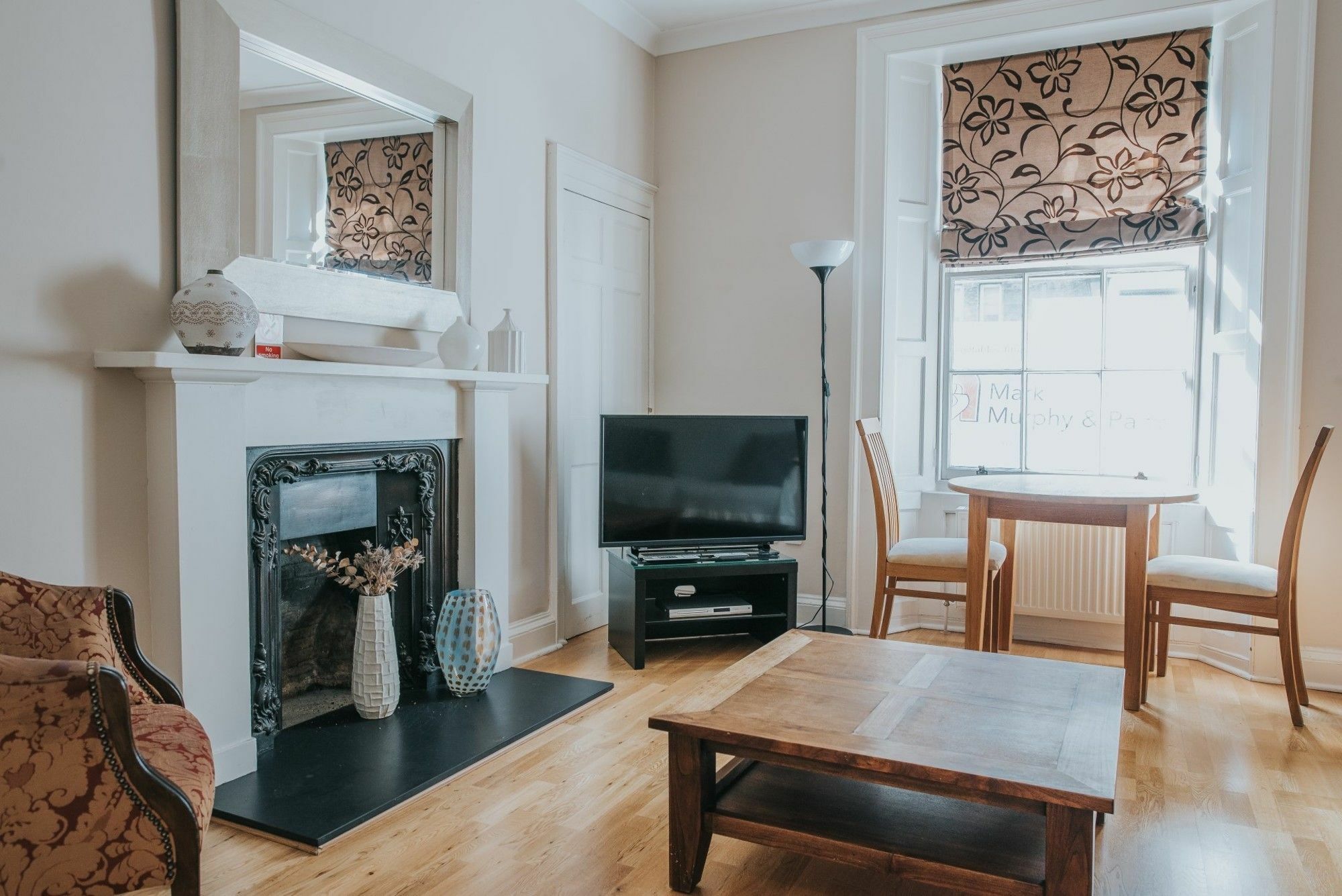 Reizand Apartments, Young St Apartment