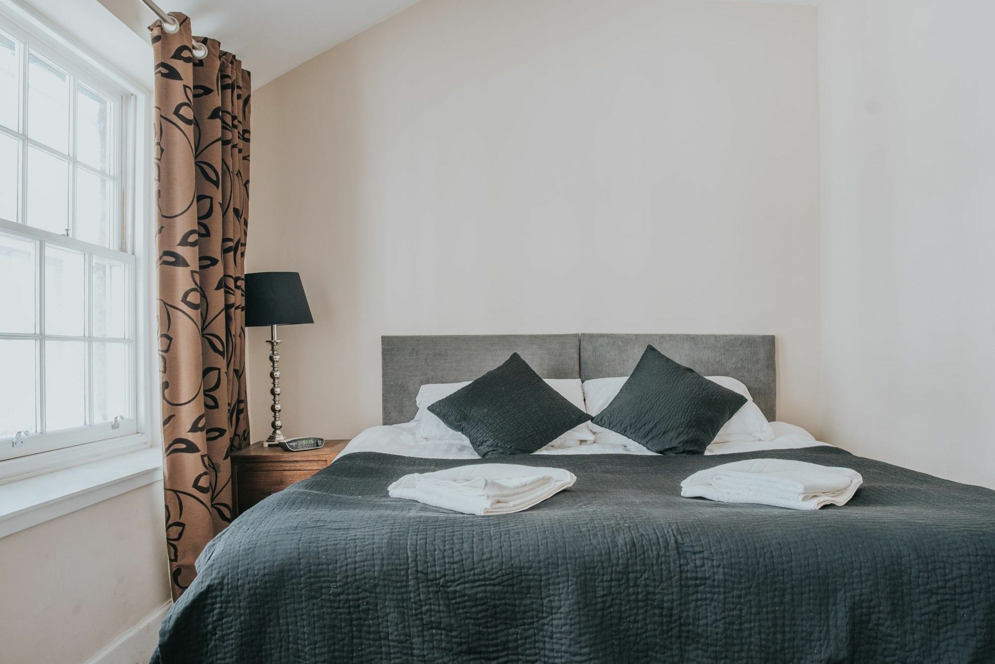 Reizand Apartments, Young St Apartment *