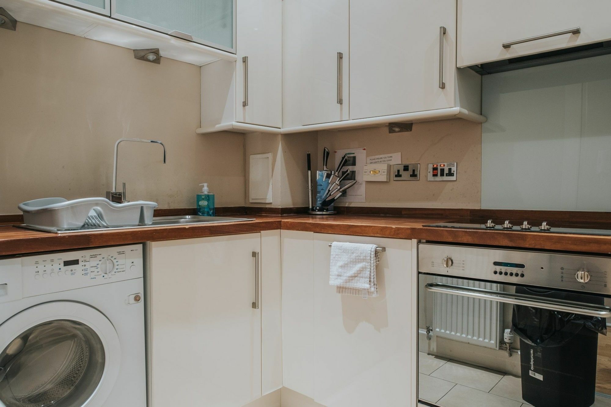 Reizand Apartments, Young St Apartment