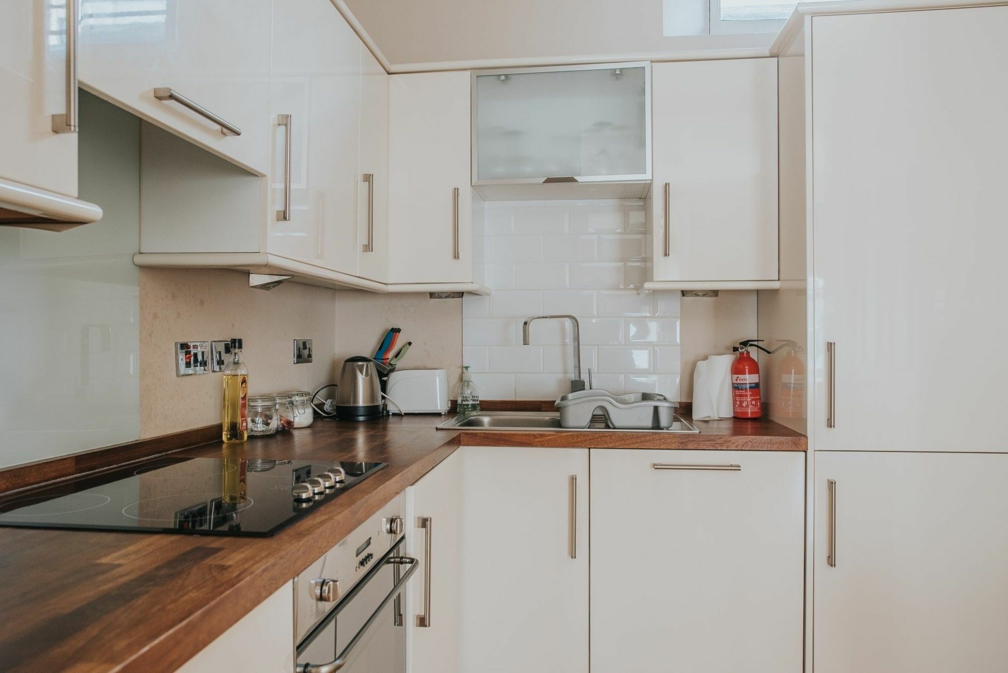 Reizand Apartments, Young St *