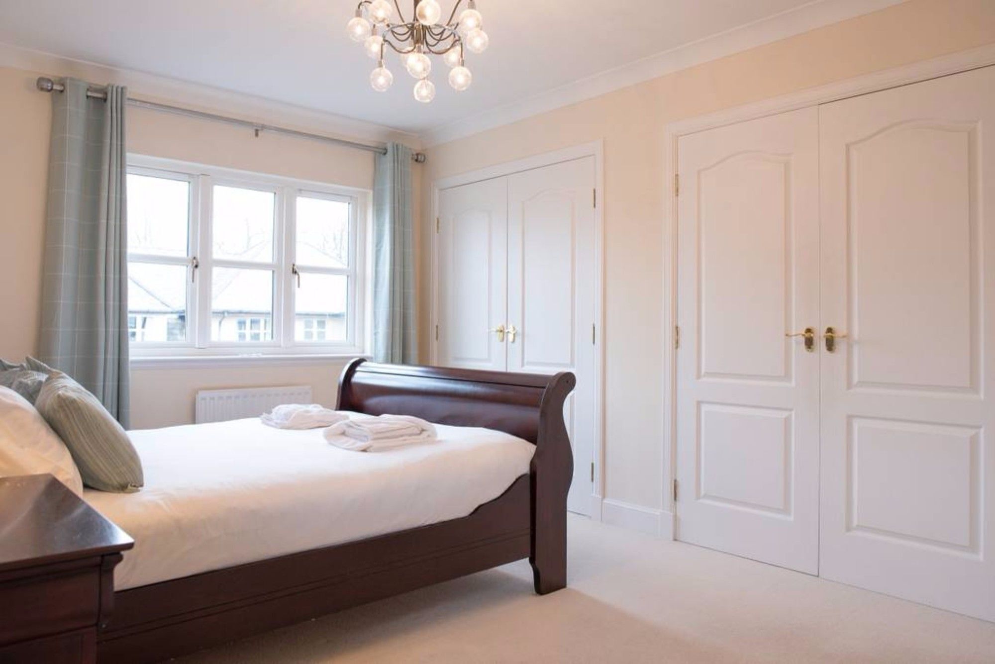 5 Bedroom House With Free Parking *