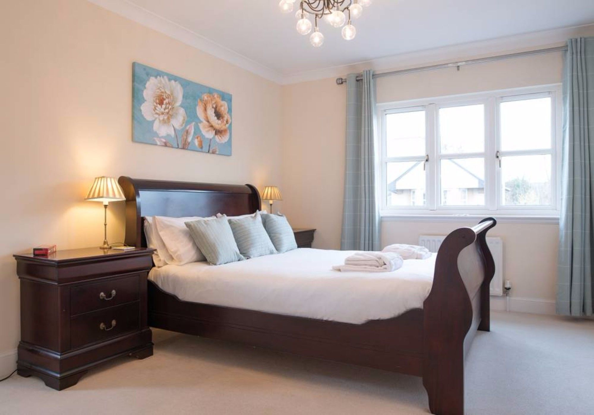 5 Bedroom House With Free Parking