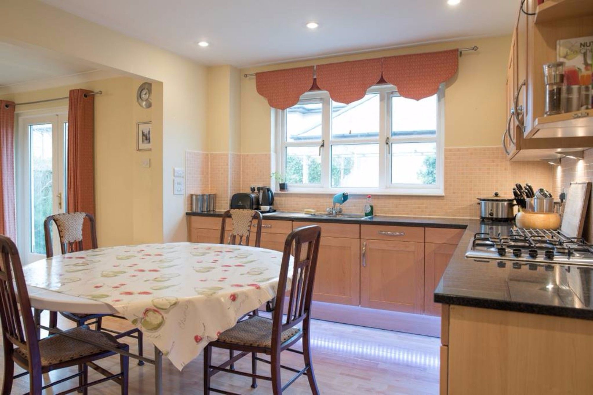 5 Bedroom House With Free Parking Edinburgh