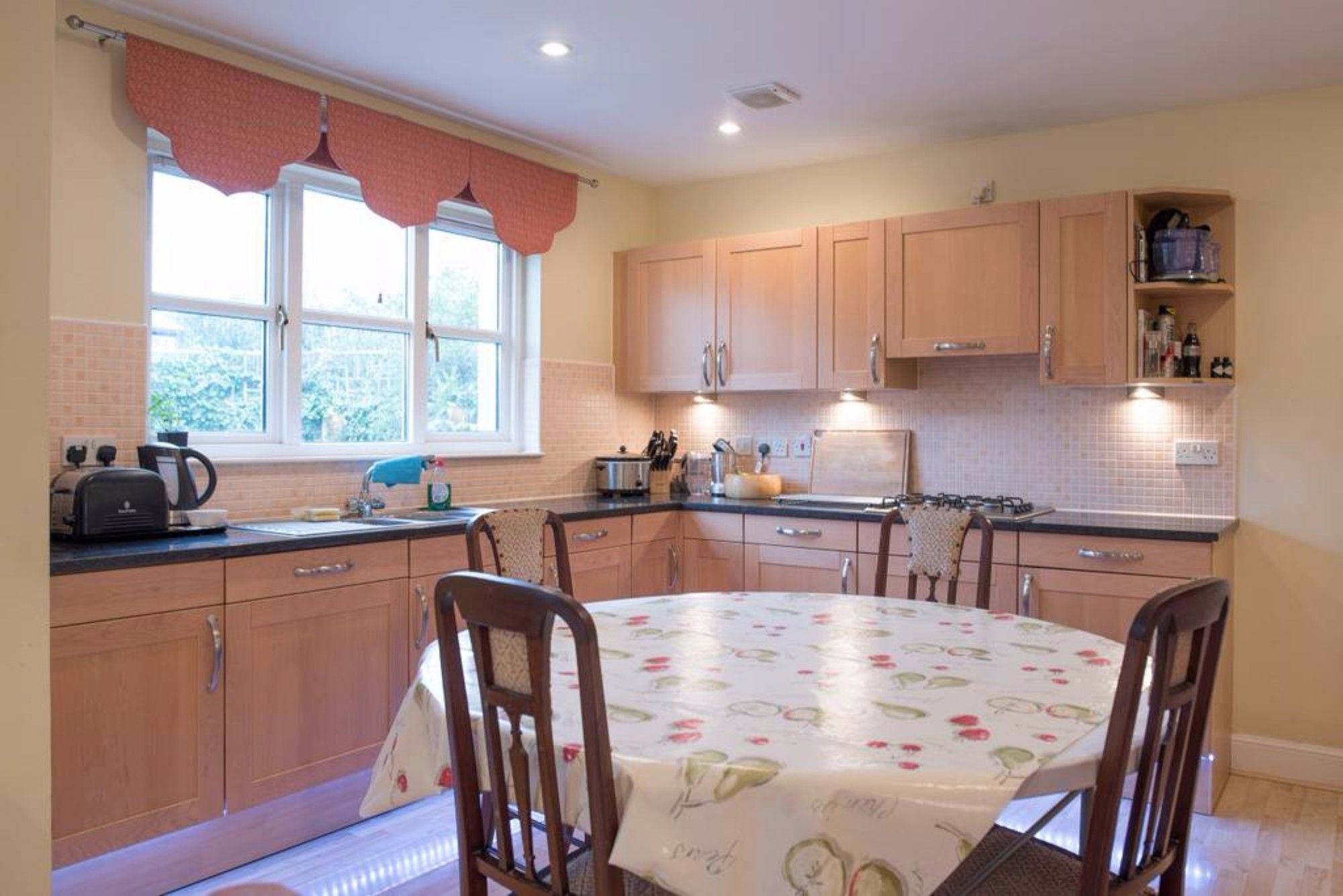 Apartment 5 Bedroom House With Free Parking *