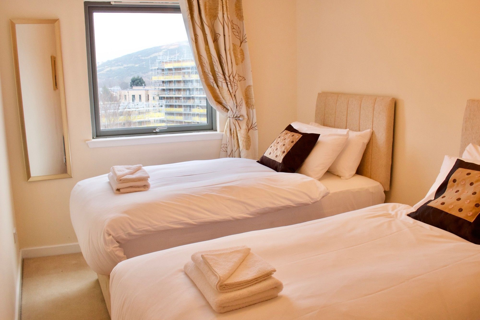 3 Bedroom Duplex In Apartment *