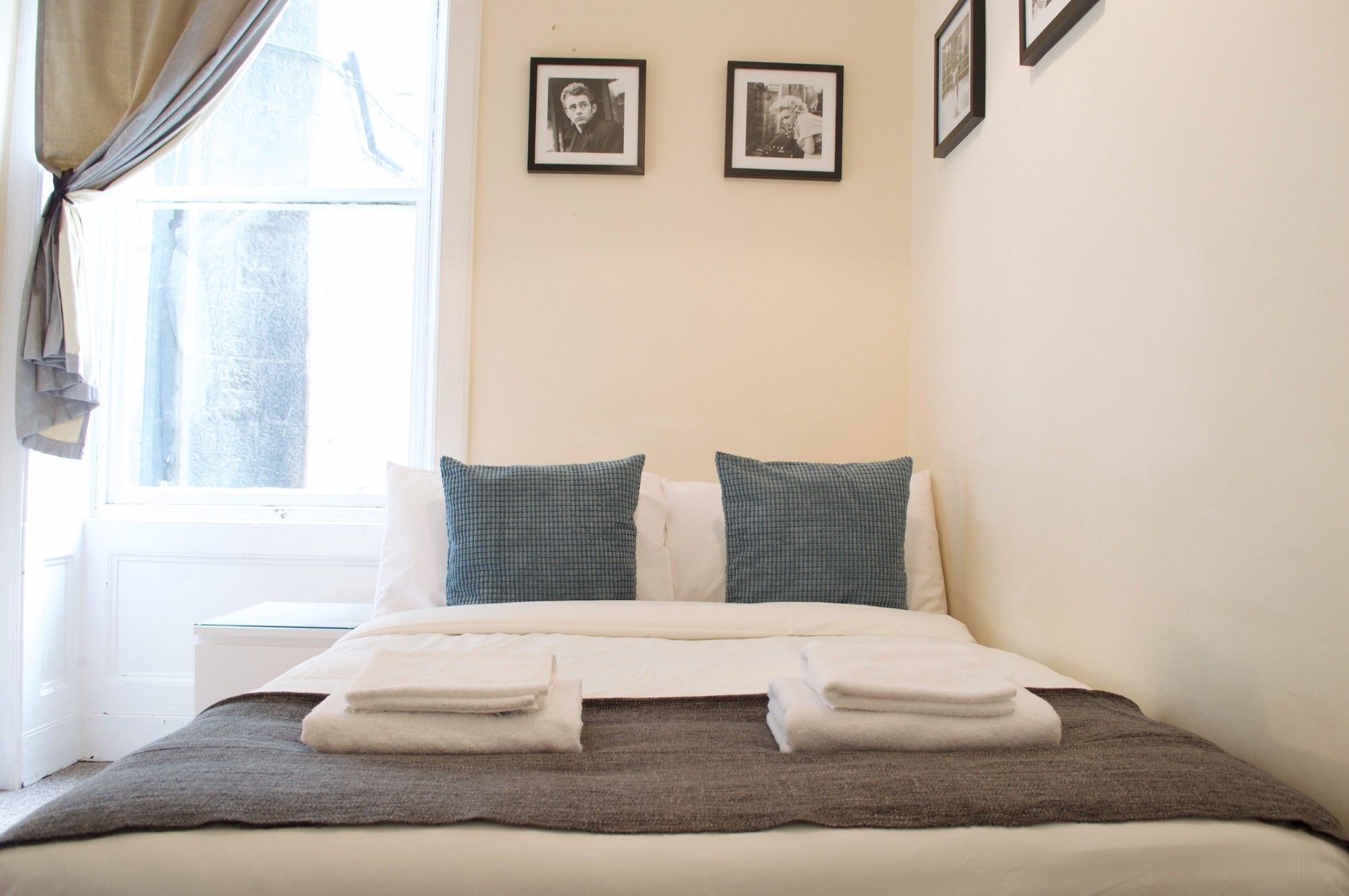 Apartment 3 Bedroom Accommodates 8 *