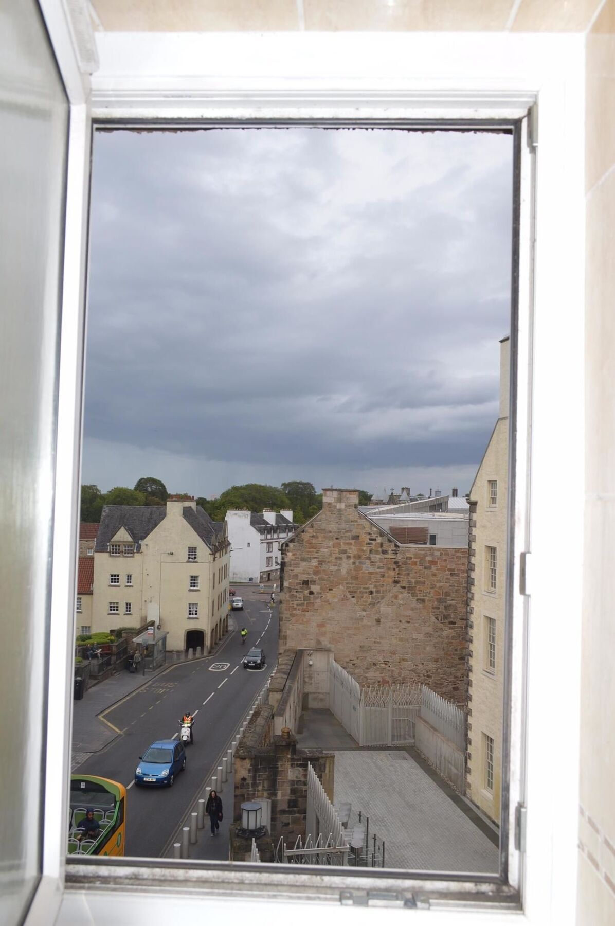 1 Bedroom On Royal Mile Apartment *