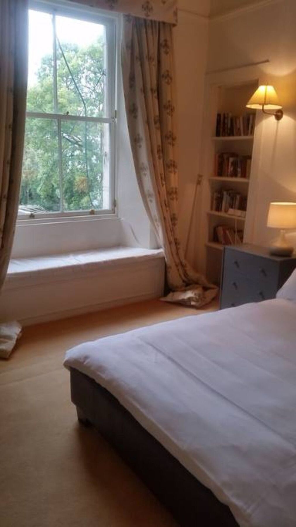 Apartment 4 Bedroom Flat In Centre *