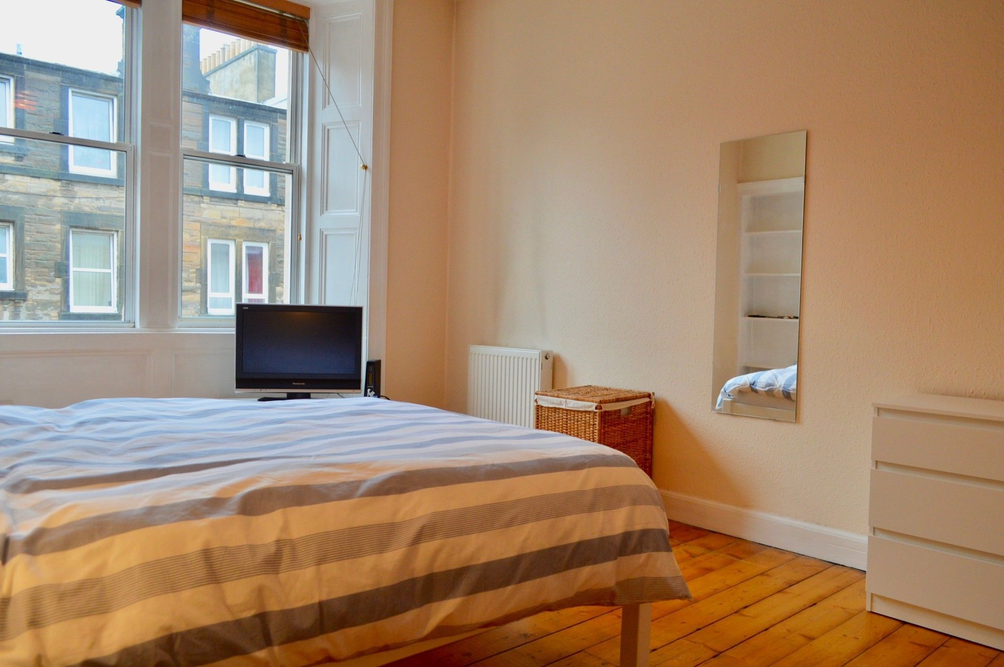 One Bedroom Flat With Box In Apartment Edinburgh