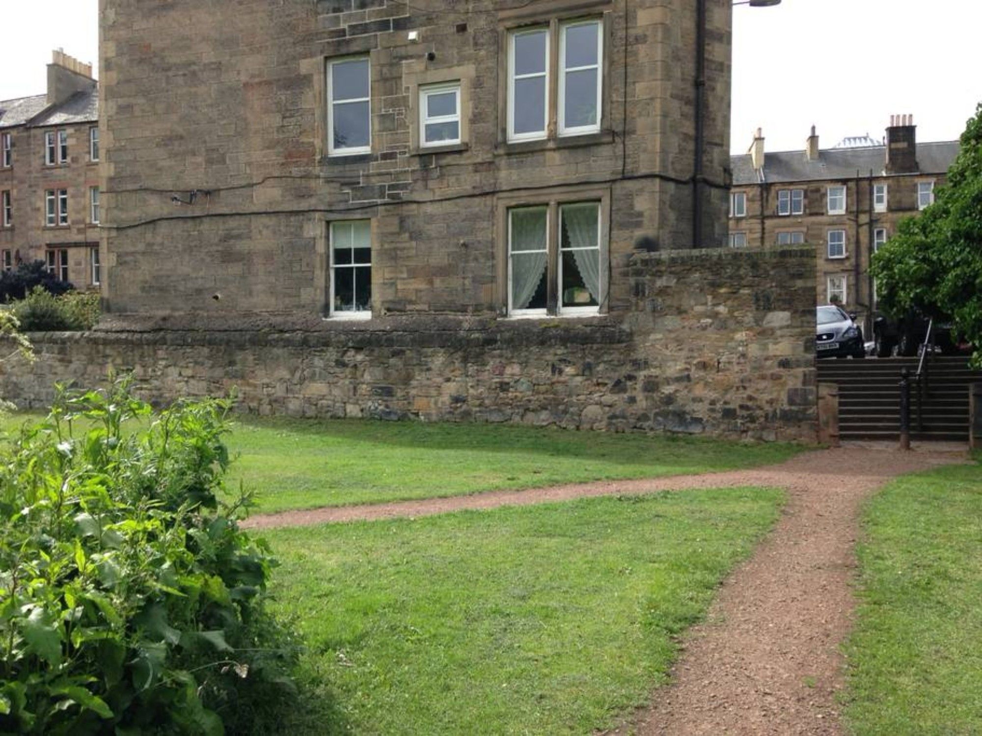 2 Bedroom Flat In Holyrood Park Sleeps 5 *