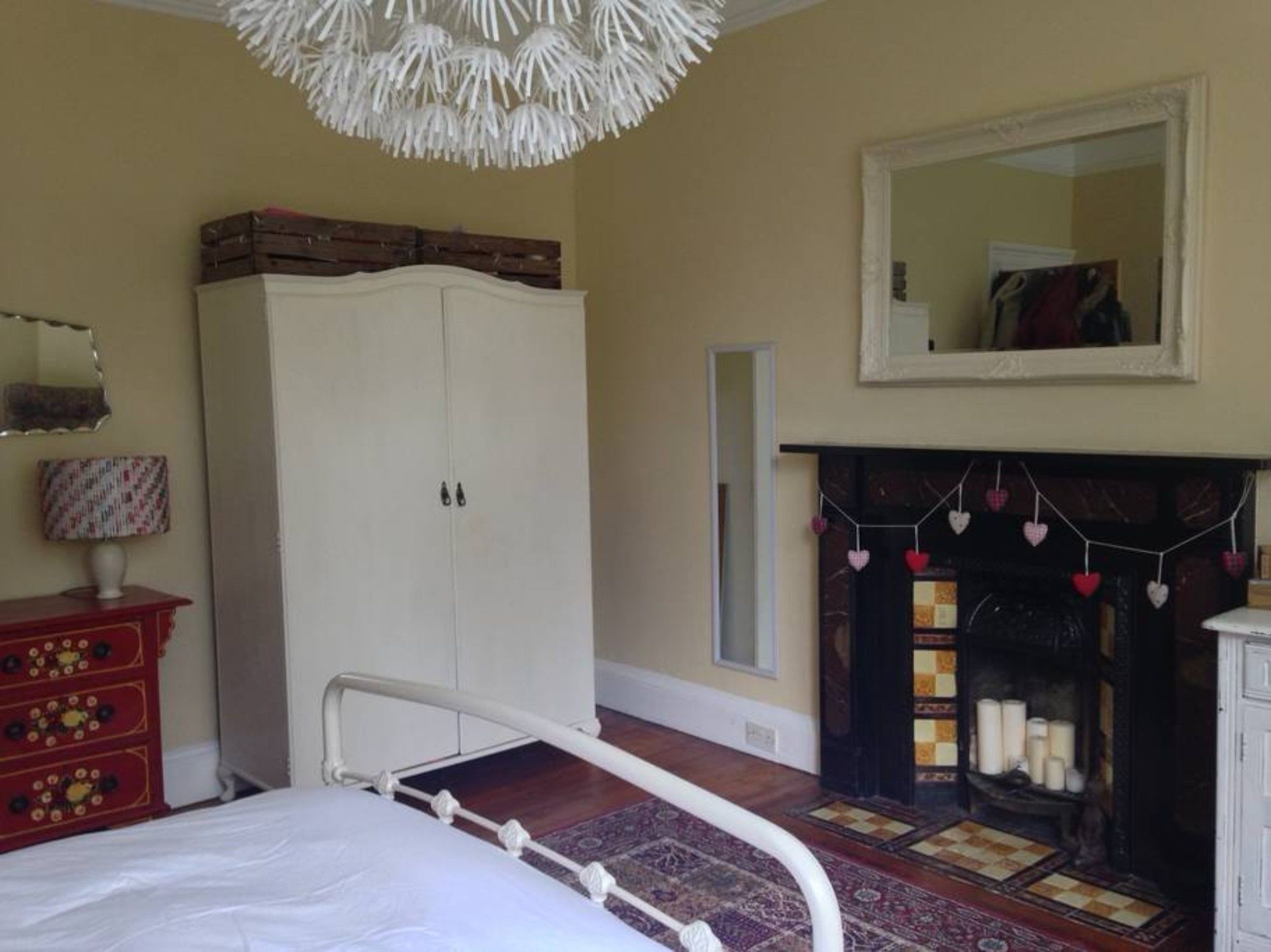 2 Bedroom Flat In Holyrood Park Sleeps 5