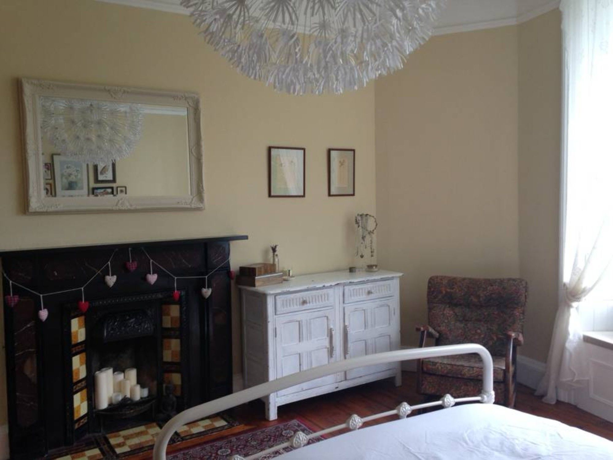 2 Bedroom Flat In Holyrood Park Sleeps 5 *