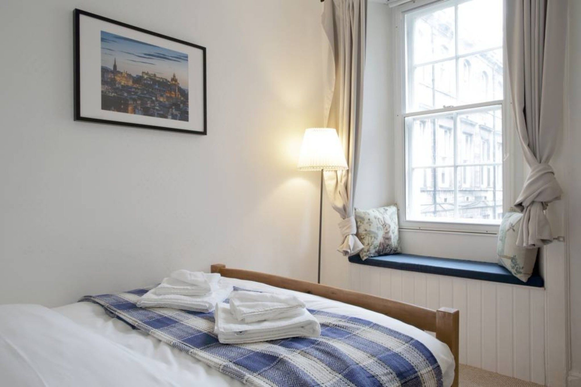 2 Bedroom Flat In Apartment Edinburgh