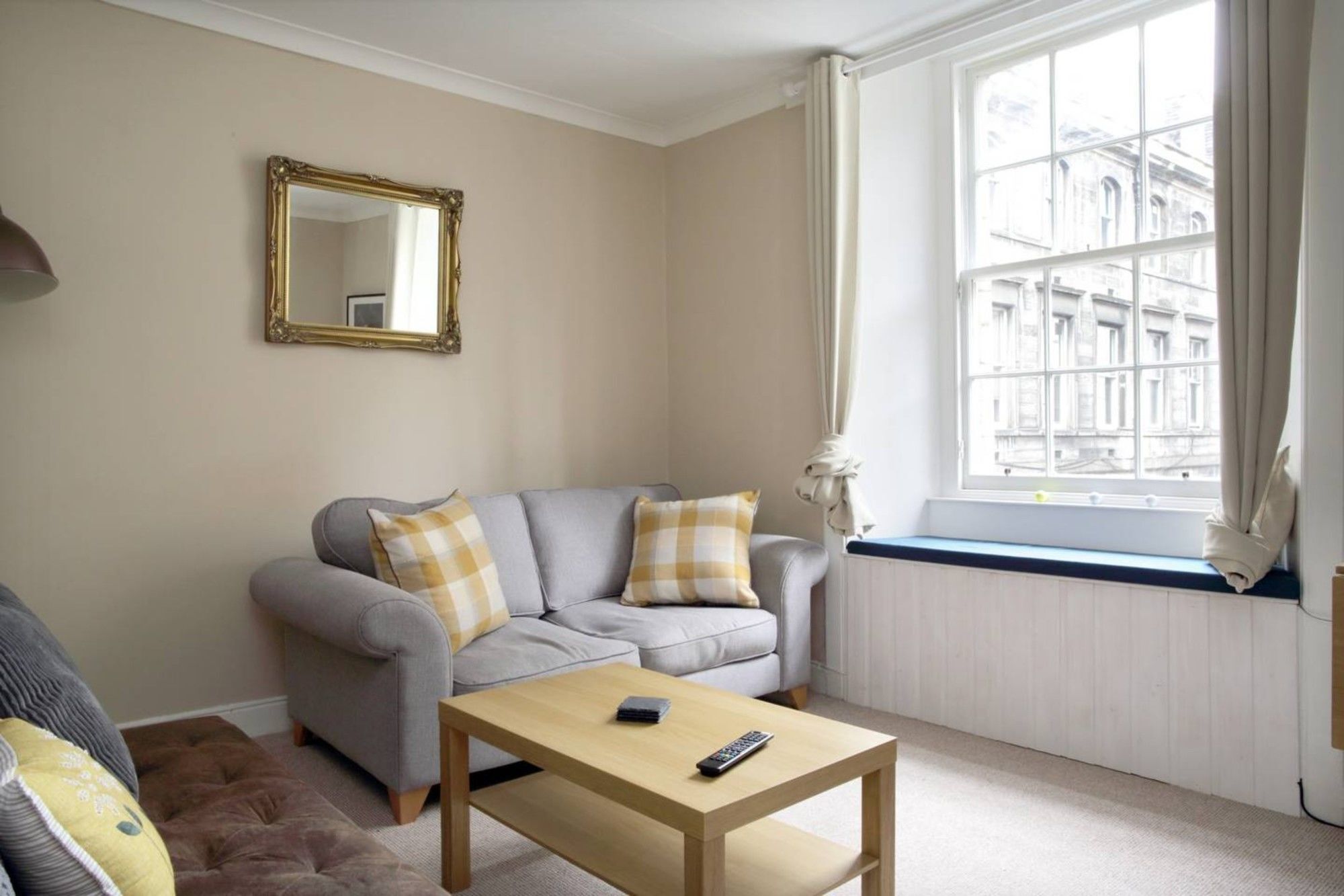 2 Bedroom Flat In Apartment *