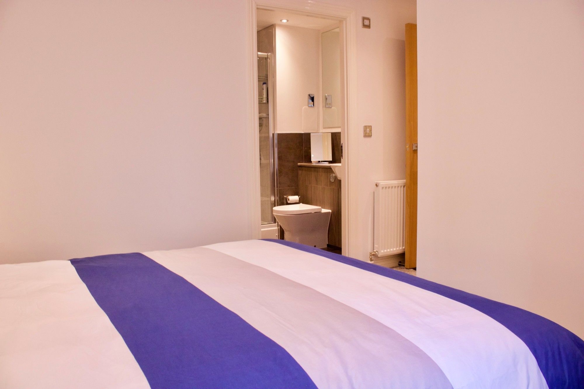 Cosy 2-br Flat In Popular Broughton - Sleeps 4 *