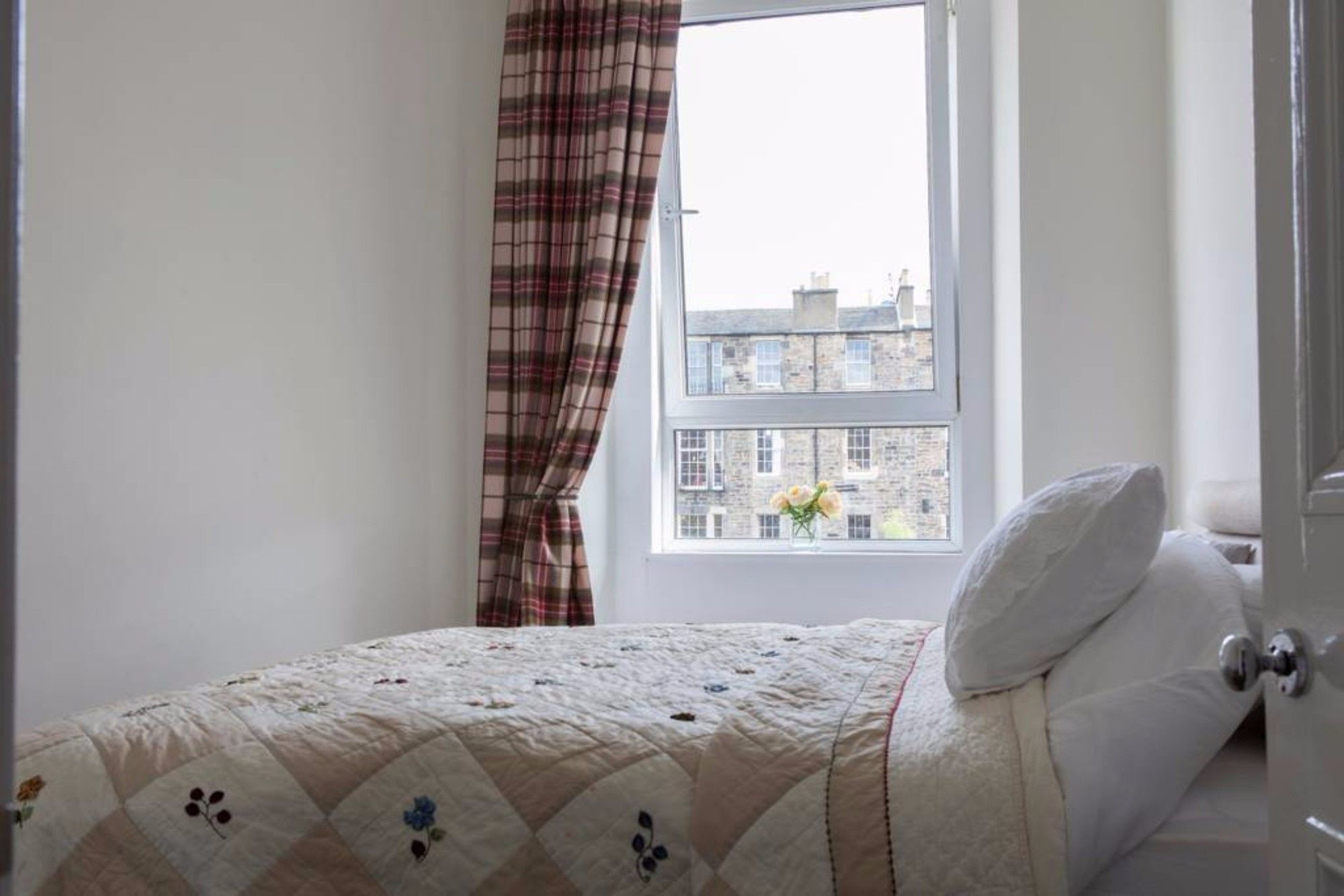 Apartment 1 Bedroom In Edinburgh's New Town Edinburgh