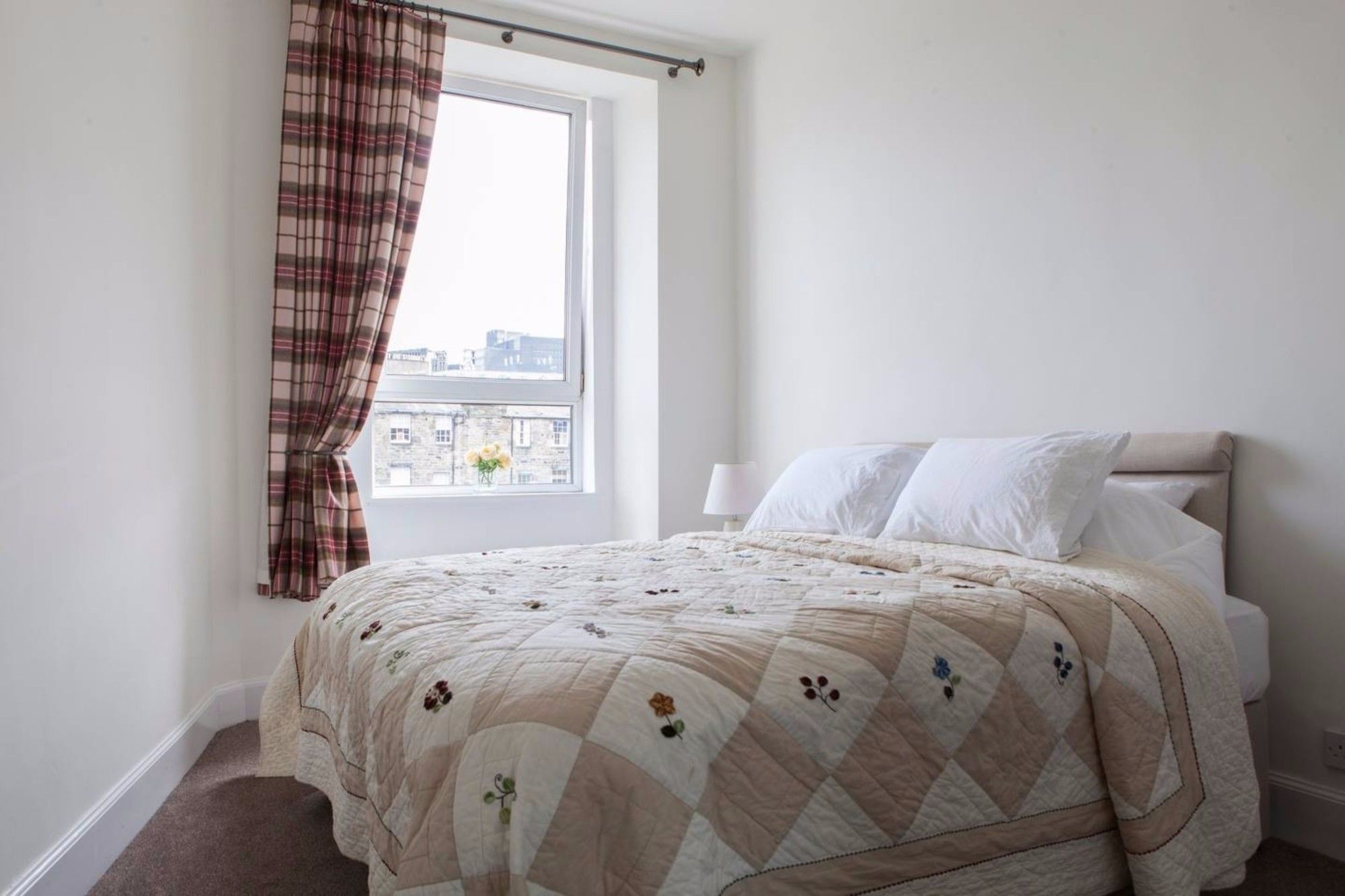 1 Bedroom In Edinburgh's New Town Apartment *