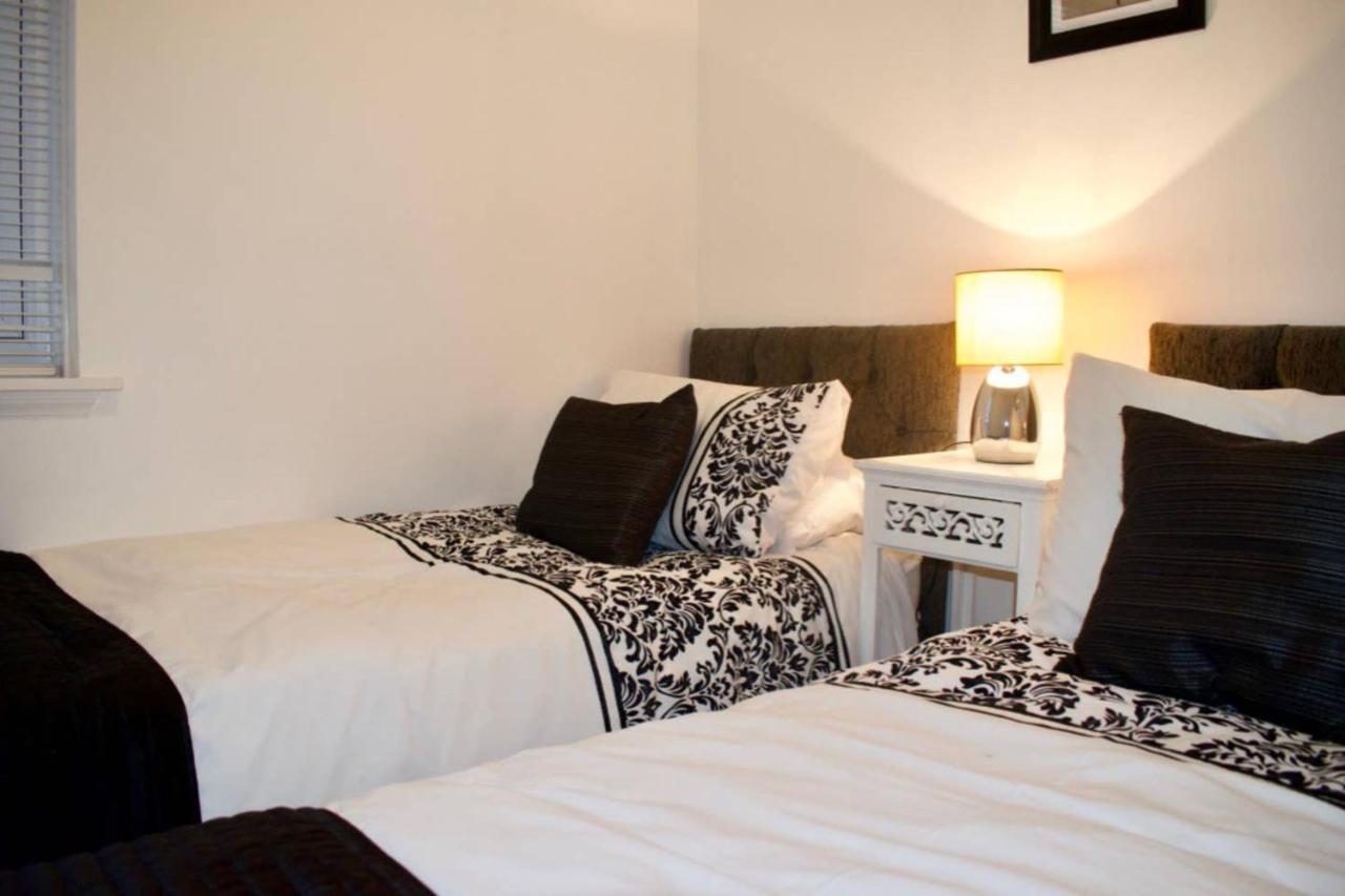 Bright And Modern With Pool And Rooftop Views Edinburgh