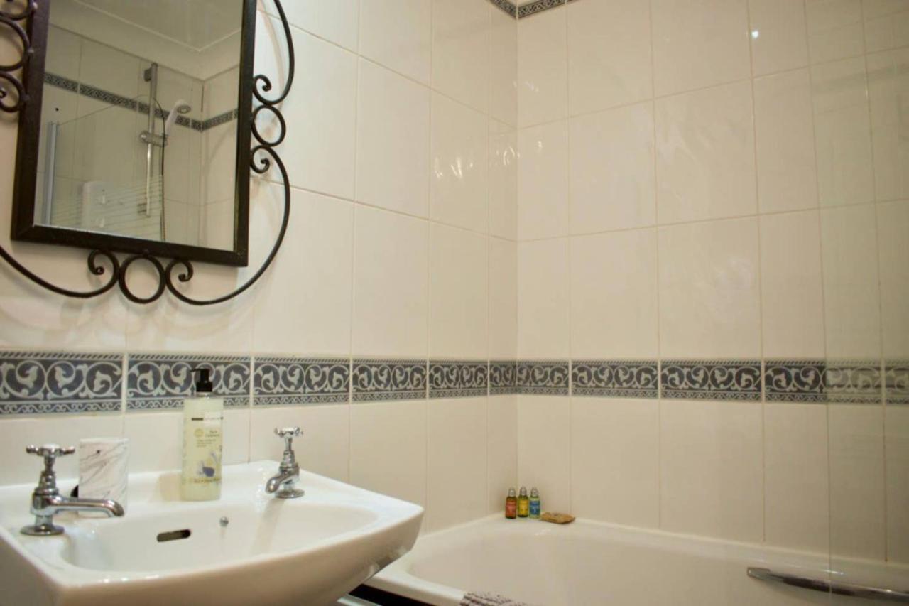 Bright And Modern With Pool And Rooftop Views Edinburgh