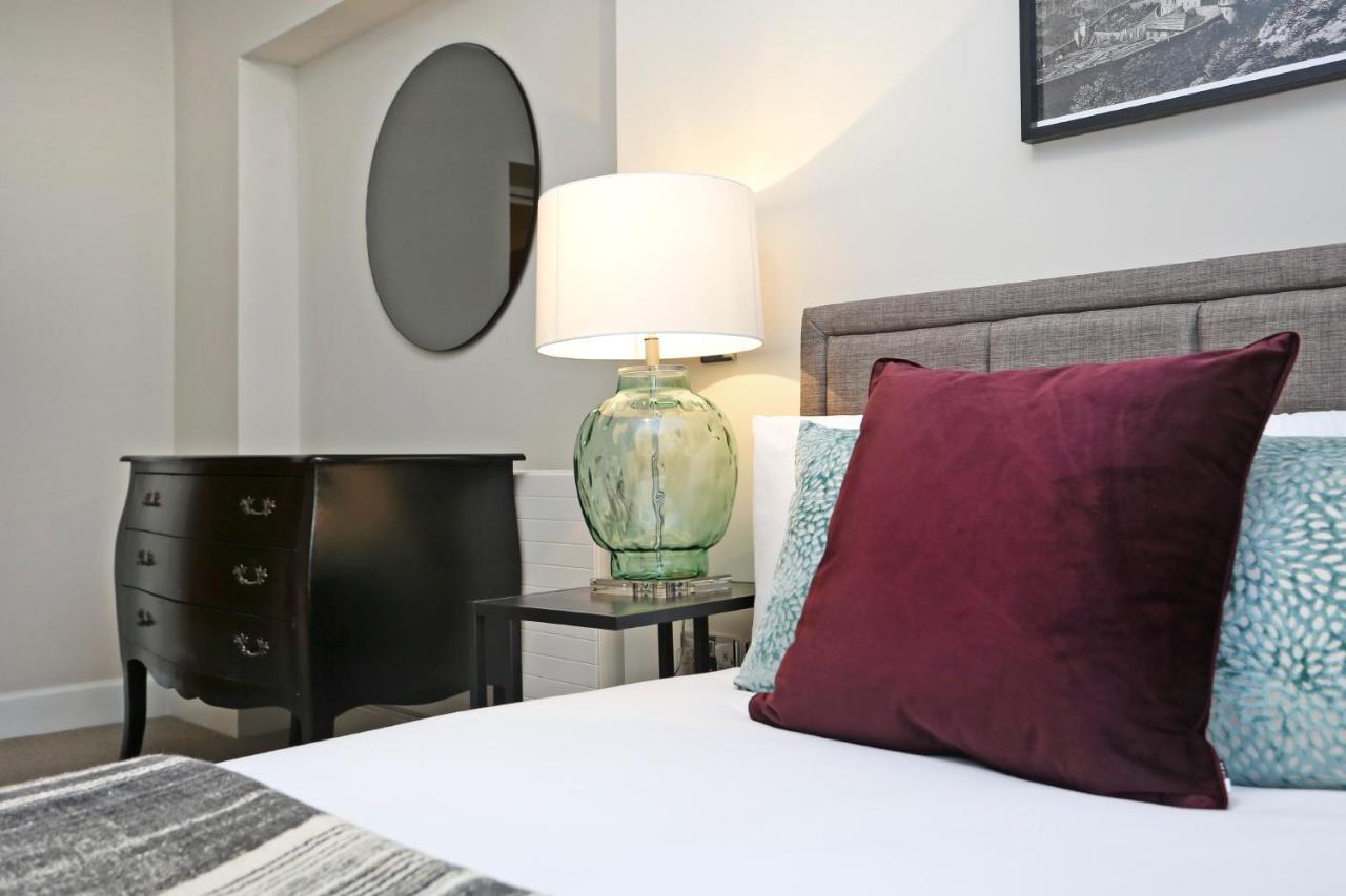 Joivy Refurbished On The Royal Mile Apartment