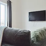 Modern & Light Flat In Vibrant Leith!