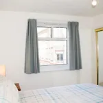 Peaceful 2 Bedroom Home Sleeps 5 Free Parking