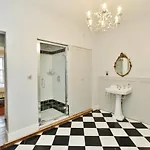 3 Bed Apt In Historic Ramsay Garden