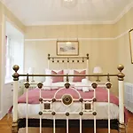 3 Bed Apt In Historic Ramsay Garden