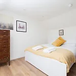 Spacious 4 Bedroom Apartment Near Meadows