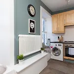 Spacious 4 Bedroom Apartment Near Meadows