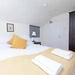 Spacious 4 Bedroom Apartment Near Meadows