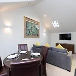 Joivy Contemporary And Vibrant 1Br Flat Near Princes Street