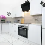 Stunning Modern 3 Bedroom Apartment