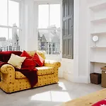 Fabulous 5 Double Bedroom Edinburgh Old Town Apartment