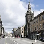 Fabulous 5 Double Bedroom Edinburgh Old Town Apartment