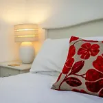 EDINBURGH 3 BEDROOM MAIN DOOR VICTORIAN APARTMENT-6 Beds