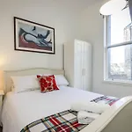 EDINBURGH 3 BEDROOM MAIN DOOR VICTORIAN APARTMENT-6 Beds