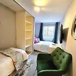 Lovely 3 Bedroom Apartment By Sensational Stay Short Lets & Service Accommodation With 6 Beds