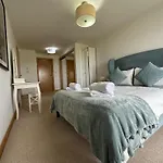 Modern Specious Three Bedroom Apartment In Edinburgh