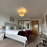 Modern Specious Three Bedroom Apartment In Edinburgh