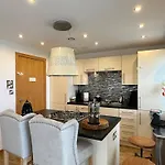 Modern Specious Three Bedroom Apartment In Edinburgh