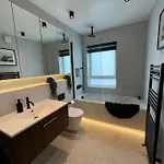 Ultra Modern 2 Bed Apartment In Edinburgh
