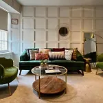 Boutique Castle View 3 Bedroom Apartment