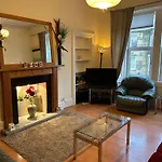 Traditional Edinburgh City Centre Apartment