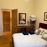 Traditional Edinburgh City Centre Apartment